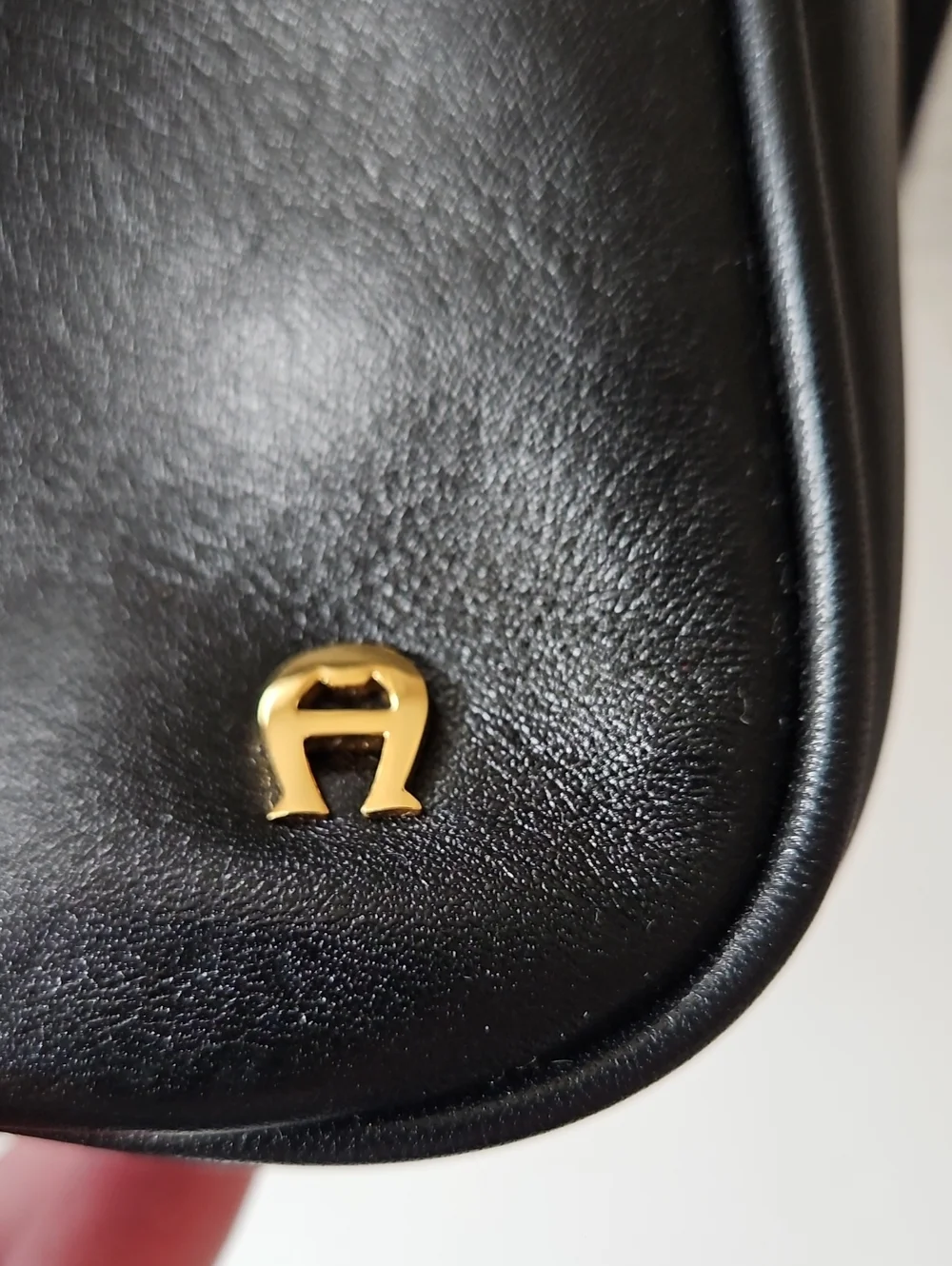 Etienne Aigner NWT Black Leather Shoulder Bag Goldtone Hardware - Picture 11 of 11